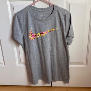 Womens Nike tshirt. Never worn.